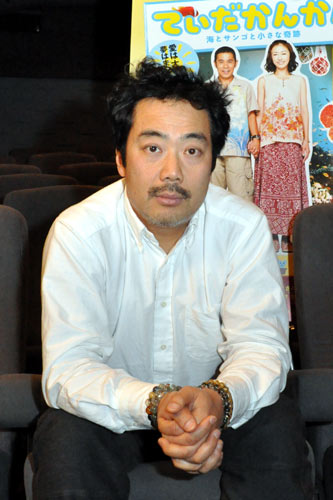 岡村隆史主演作『てぃだかんかん』李闘士男監督が語る、人生を豊かに生きる方法