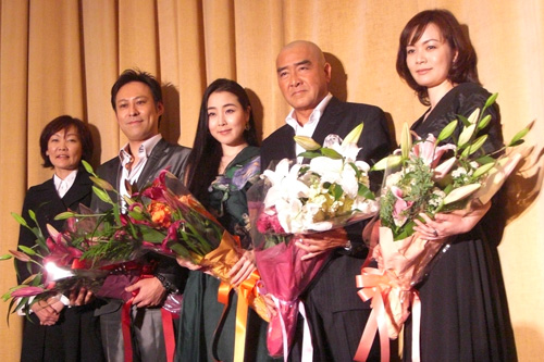 写真左から安倍晋三元首相夫人の安倍昭恵、前田倫良、近衛はな、目黒祐樹、音楽担当の加羽沢美濃