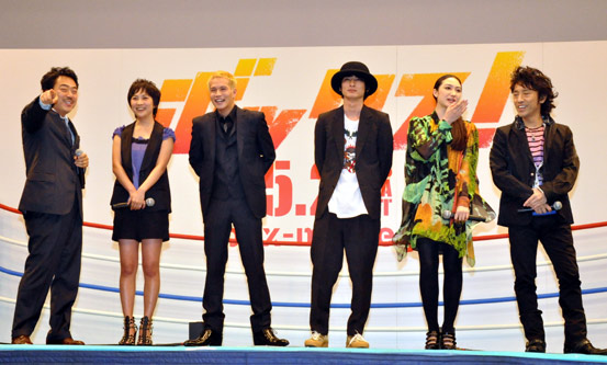 左から李闘士男監督、谷村美月、市原隼人、高良健吾、香椎由宇、筧利夫