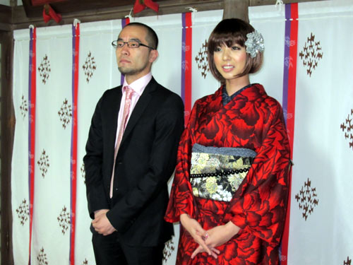 池袋・御獄神社でヒット祈願した宮地真緒（右）と窪田将治監督（左）