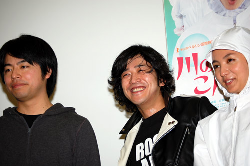 笑顔が作れない石井裕也監督（左）にダメ出しした満島ひかり（右）。中央は遠藤雅