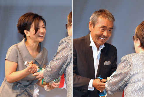 左：主演女優賞を受賞した薬師丸ひろ子／右：主演男優賞を受賞した寺尾聰