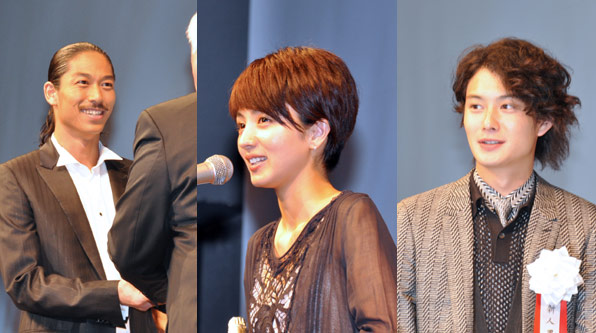 新人賞受賞の3人。左からAKIRA、満島ひかり、岡田将生