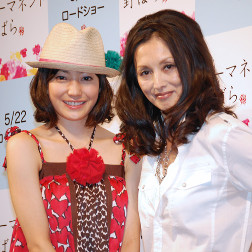 息もピッタリの菅野美穂（左）と夏木マリ（右）