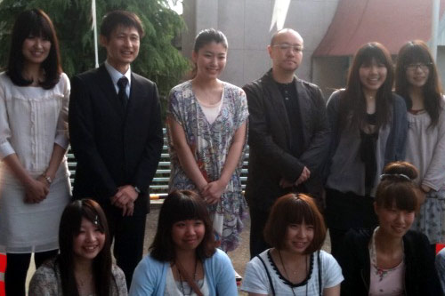 三島高校の書道部OGたちに囲まれた成海璃子（左から3人目）と猪俣隆一監督（左から4人目）