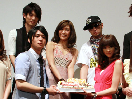 バースデイケーキと共に。左から加藤慶祐、佐野和真、片桐舞子、河井純一、桐谷美玲