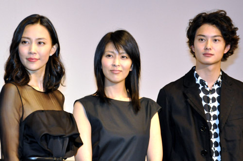 左から木村佳乃、松たか子、岡田将生