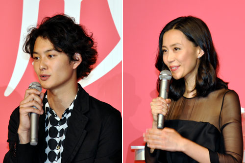 岡田将生（左）と木村佳乃（右）