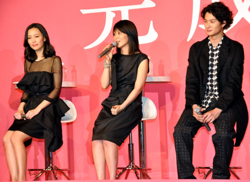 左から木村佳乃、松たか子、岡田将生