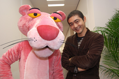 『ピンクパンサー2』の宣伝で来日インタビューを受ける松崎悠希。写真はピンクパンサーと