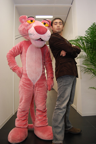 『ピンクパンサー2』の宣伝で来日インタビューを受ける松崎悠希。写真はピンクパンサーと
