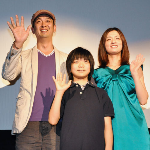 写真左から川口浩史監督、尾野真千子、原田賢人