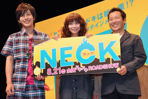 『NECK』舞台挨拶で、箱に入って登場した溝端に客席から黄色い声！