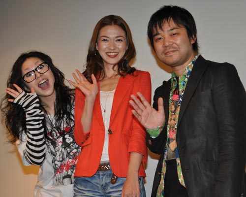 写真左から、亜紗美、小嶺麗奈、中平一史監督