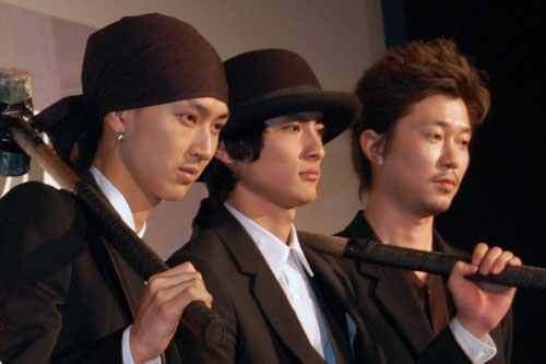 それぞれ黒い服を着て登壇した3人。左から、松田翔太、高良健吾、新井浩文