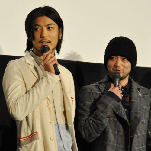 玉山鉄二（左）と山田孝之（右）