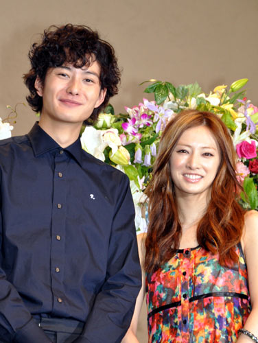 岡田将生（左）と北川景子（右）