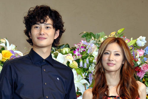 劇中では恋人同士を演じた岡田将生（左）と北川景子（右）