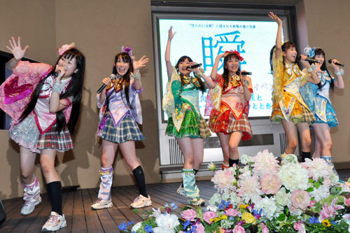 キュートでパワフルなミニライブでイベントを盛り上げたアイドルグループ、ももいろクローバー