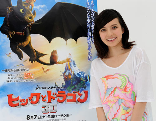 『ヒックとドラゴン』のポスターを背にしたベッキー♪＃