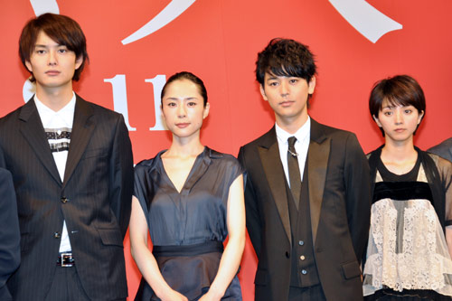 左から岡田将生、深津絵里、妻夫木聡、満島ひかり