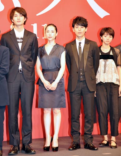 左から岡田将生、深津絵里、妻夫木聡、満島ひかり