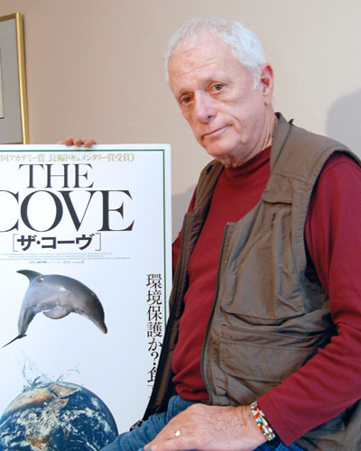リチャード（リック）・オバリー（Richard O'Barry）……活動家。アース・アイランド研究所の海洋哺乳類専門家。45年以上もの間イルカに関わり続け、最初の10年はイルカを捕まえる側として、その後の38年間はそれに反対する側として活動している。1960年代、マイアミの水族館でイルカを捕獲し調教。その中には、アメリカの大人気テレビシリーズ「わんぱくフリッパー」のフリッパーを演じていた5頭も含まれていた。しかし、最も多くの時間を過ごしてきたイルカ、キャシーが彼の腕の中で死んだことをきっかけに、イルカを保護する立場としての活動を始める。