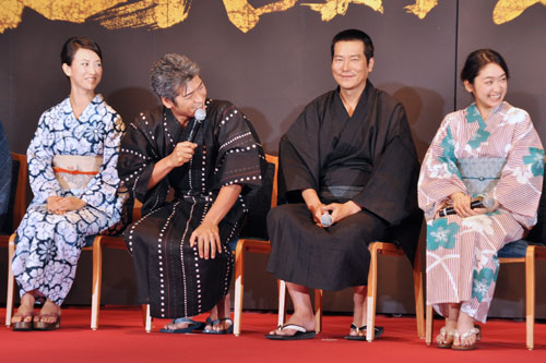 写真左から、戸田奈緒、吉川晃司、豊川悦司、池脇千鶴