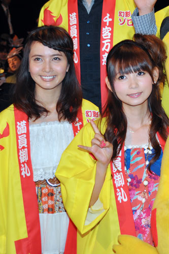 加藤夏希（左）と中川翔子（右）