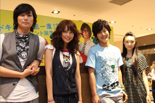 写真左から、平岡祐太、相武紗希、溝端淳平、栗山千明