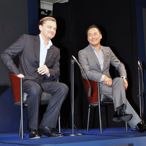 会見中に笑顔を見せるレオナルド・ディカプリオ（左）と渡辺謙（右）