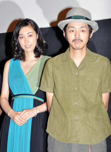 吹石一恵（左）と宮藤官九郎（右）