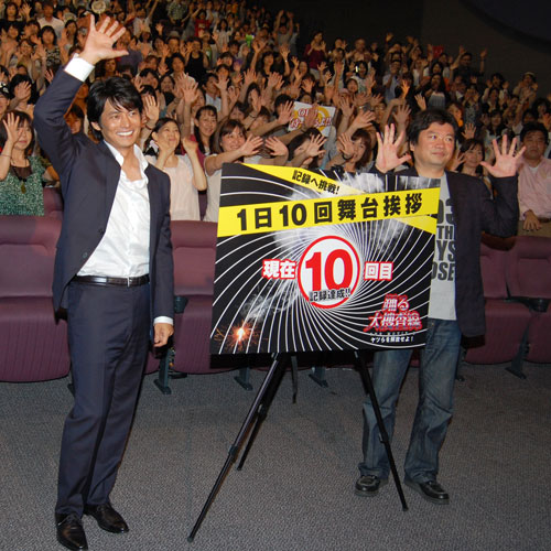 織田裕二（左）と本広克行監督（右）