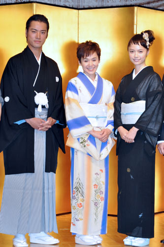 左から桐谷健太、大竹しのぶ、宮崎あおい