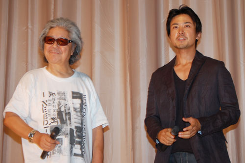 若松孝二監督（左）と四肢を失った演技を求められた大西信満（右）