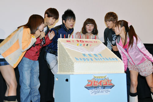 6人が一緒になってバースデーケーキの日を吹き消す。写真左から、にわみきほ、小野健斗、磯山さやか、千葉雄大、浜尾京介、さとう里香