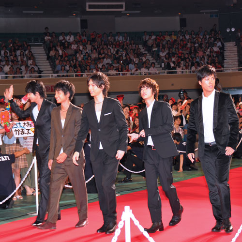 レッドカーペット上を歩いて登場した、劇中バンド「BECK」の5人。写真左から、向井理、中村蒼、水嶋ヒロ、佐藤健、桐谷健太