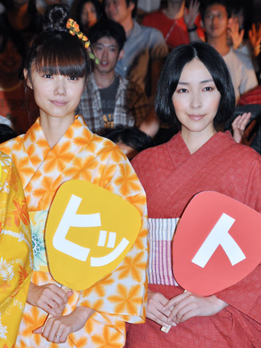 宮崎あおい（左）と麻生久美子（右）