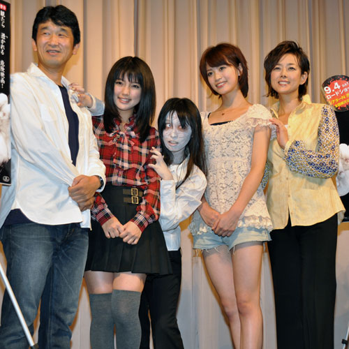 写真左から篠崎誠監督、真野恵里菜、お化け（小明）、坂田梨香子、秋本奈緒美
