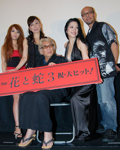 写真左から、小松崎真理、水谷ケイ、団鬼六、小向美奈子、成田裕介監督