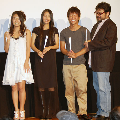写真左から、川村ゆきえ、芦名星、石田卓也、江川達也監督