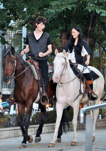 岡田将生と蒼井優、悲恋の恋人を演じた2人が『雷桜』プレミアに馬に乗って登場！