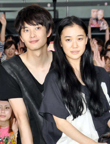 岡田将生（左）と蒼井優（右）