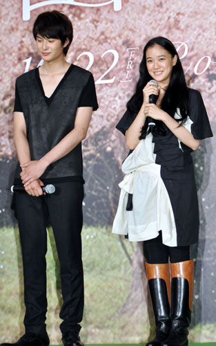 岡田将生（左）と蒼井優（右）