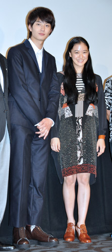 岡田将生（左）と蒼井優（右）