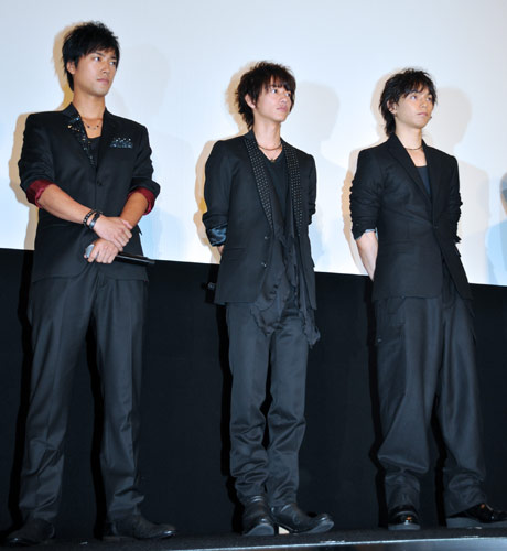 左から桐谷健太、佐藤健、水嶋ヒロ