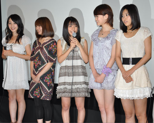 写真左から、吉川友、鈴木かすみ、真野恵理菜、坂田梨香子、北原沙弥香