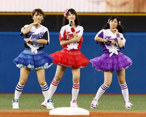 AKB48の新ユニット“フレンチ・キス”が神宮球場で始球式に挑戦！