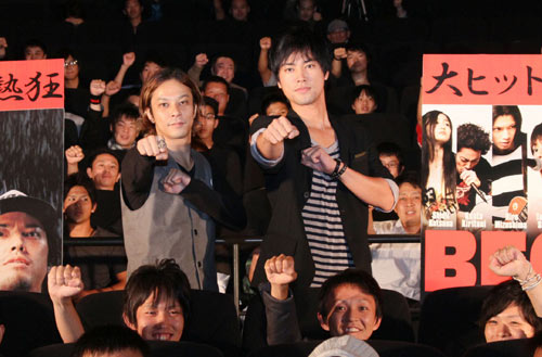 KOJI（左）と桐谷健太（右）