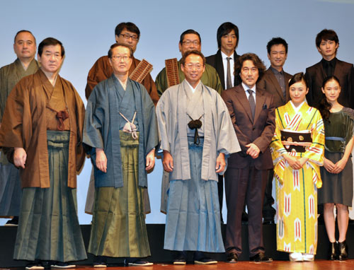 前列左から東映の岡田祐介社長、東宝の高井英幸社長、岡田武史、役所広司、仲間由紀恵、蒼井優。後列左からワーナーのウィリアム・アイアトン社長、アスミック・エースの豊島雅郎社長、松竹の迫本淳一社長、大沢たかお、堺雅人、岡田将生